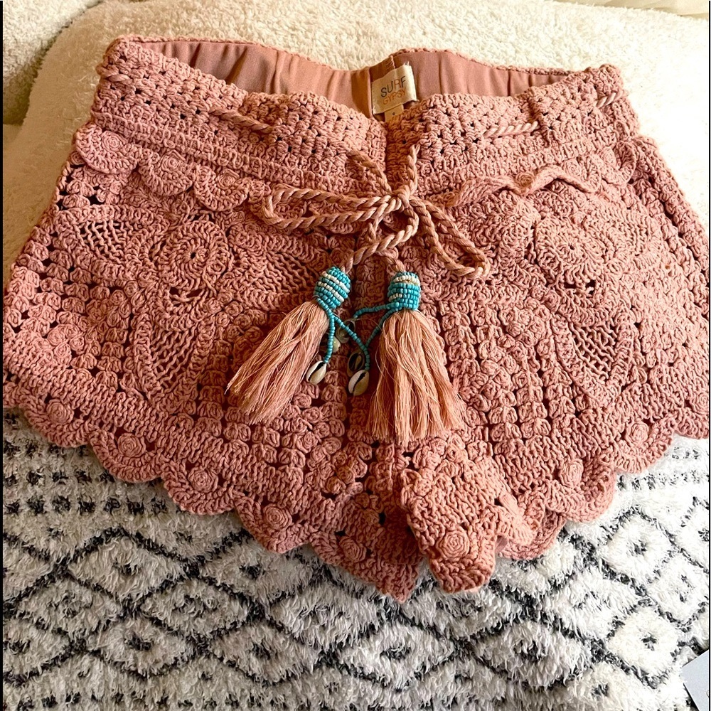 Never Worn, Dusty Pink lace crochet style lined shorts
Surf Gypsy, Size Small